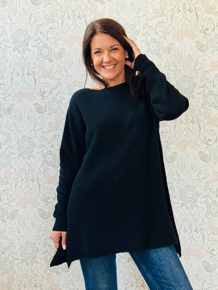 Maglione donna lungo con scollo a barchetta e spacchetti laterali. Vestibilità morbida e taglio leggermente svasato. Outfit Must-Haves Made in Italy. 