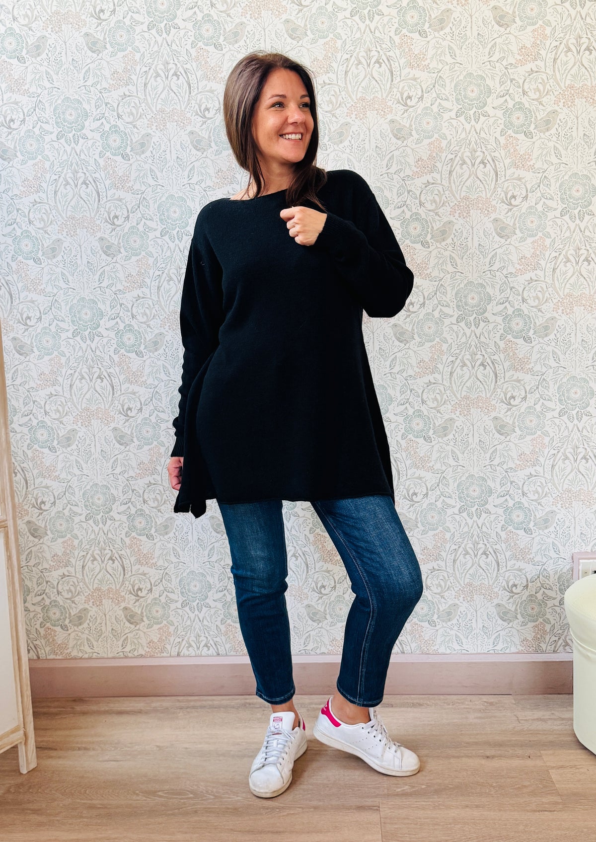 Maglione donna lungo con scollo a barchetta e spacchetti laterali. Vestibilità morbida e taglio leggermente svasato. Outfit Must-Haves Made in Italy.  