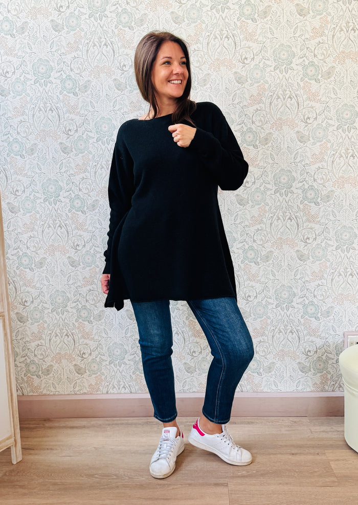 Maglione donna lungo con scollo a barchetta e spacchetti laterali. Vestibilità morbida e taglio leggermente svasato. Outfit Must-Haves Made in Italy.  