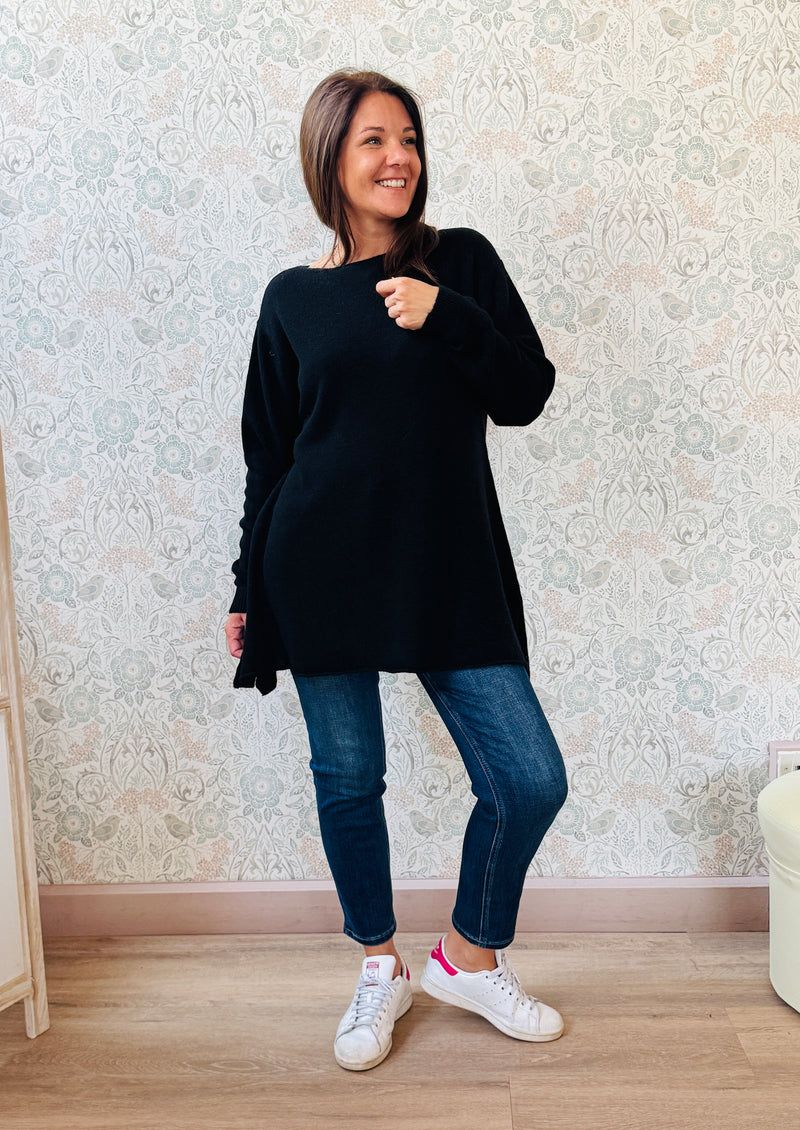 Maglione donna lungo con scollo a barchetta e spacchetti laterali. Vestibilità morbida e taglio leggermente svasato. Outfit Must-Haves Made in Italy.  