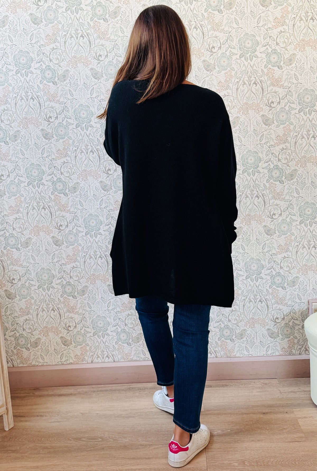 Maglione donna lungo con scollo a barchetta e spacchetti laterali. Vestibilità morbida e taglio leggermente svasato. Outfit Must-Haves Made in Italy.  