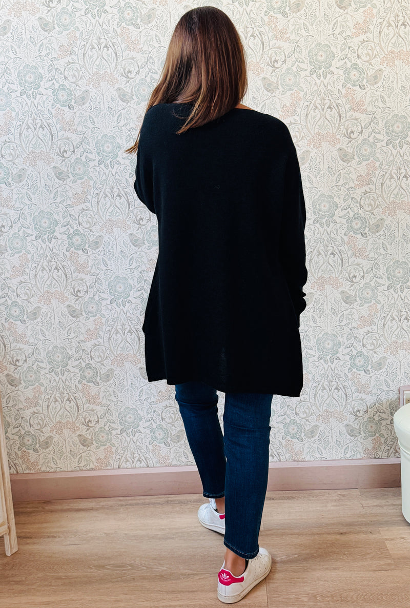 Maglione donna lungo con scollo a barchetta e spacchetti laterali. Vestibilità morbida e taglio leggermente svasato. Outfit Must-Haves Made in Italy.  