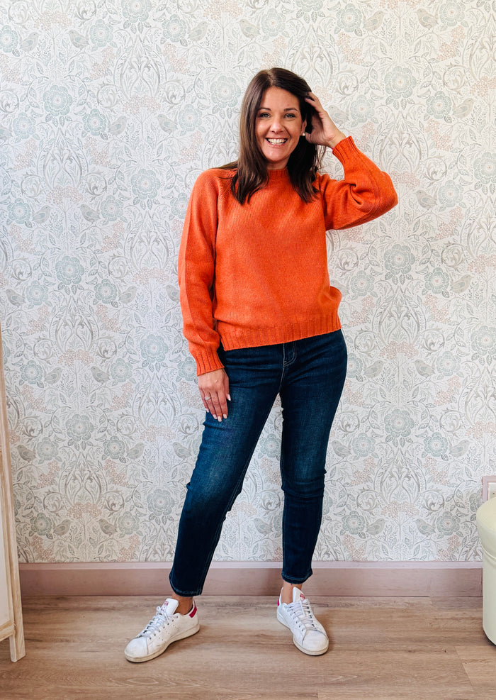 Maglione misto lana, a trama grossa con scollo all'americana e taglio regolare. Taglia unica consigliata fino alla 44/46. Outfit Must-Haves Made in Italy 