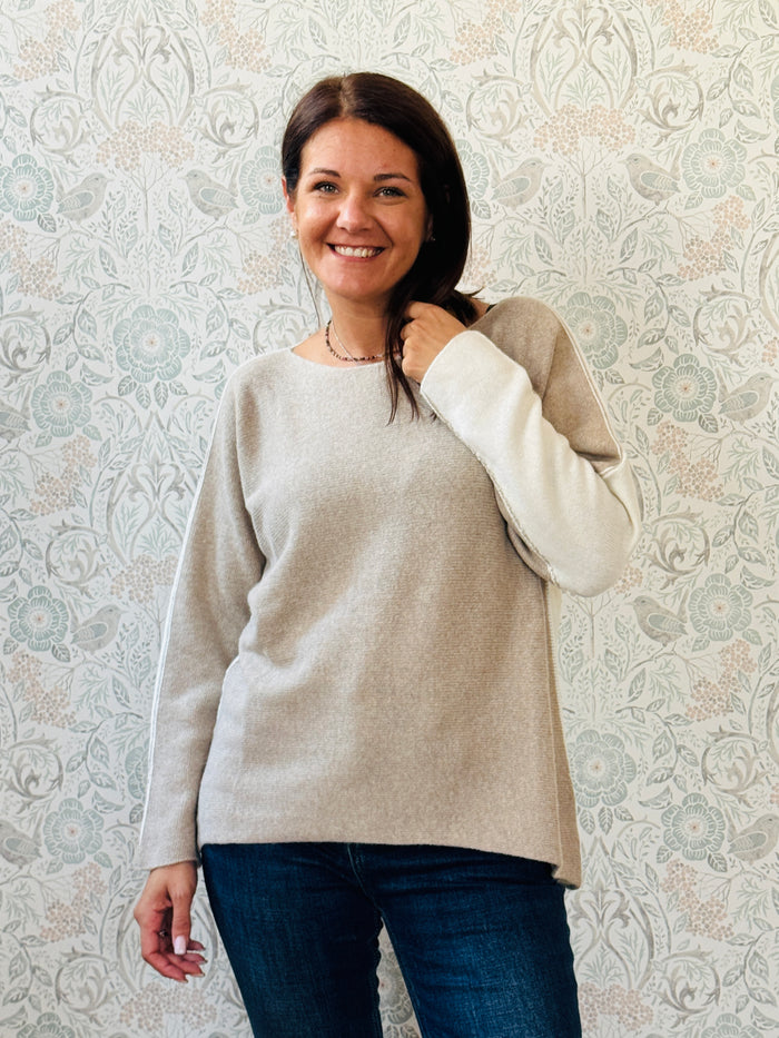 Maglione misto lana con scollo a barchetta e vestibilità morbida e ampia. Taglia unica consigliata fino alla 46/48. MISURE: GS 116 cm L fronte 60cm - retro 68cm 