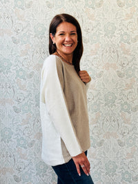 Maglione misto lana con scollo a barchetta e vestibilità morbida e ampia. Taglia unica consigliata fino alla 46/48. MISURE: GS 116 cm L fronte 60cm - retro 68cm 
