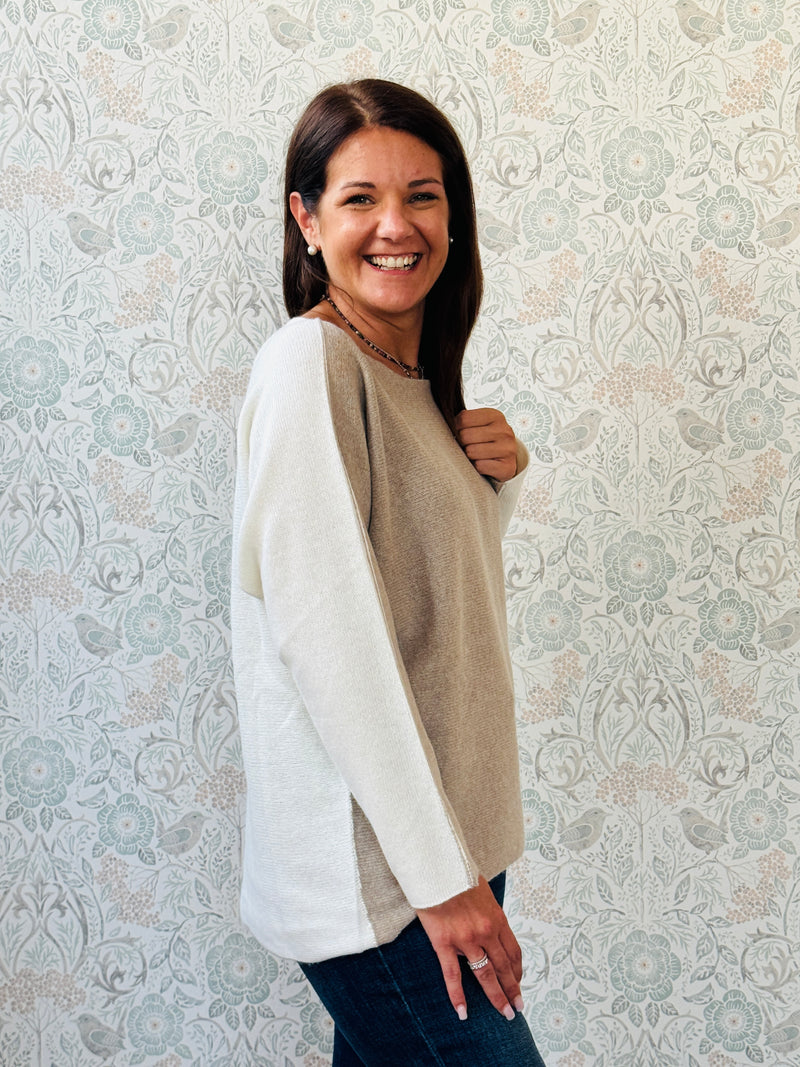 Maglione misto lana con scollo a barchetta e vestibilità morbida e ampia. Taglia unica consigliata fino alla 46/48. MISURE: GS 116 cm L fronte 60cm - retro 68cm 