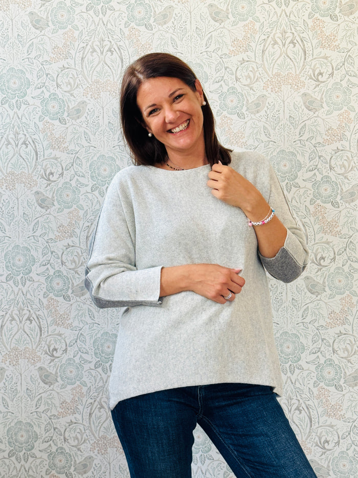 Maglione misto lana con scollo a barchetta e vestibilità morbida e ampia. Taglia unica consigliata fino alla 46/48. MISURE: GS 116 cm L fronte 60cm - retro 68cm 