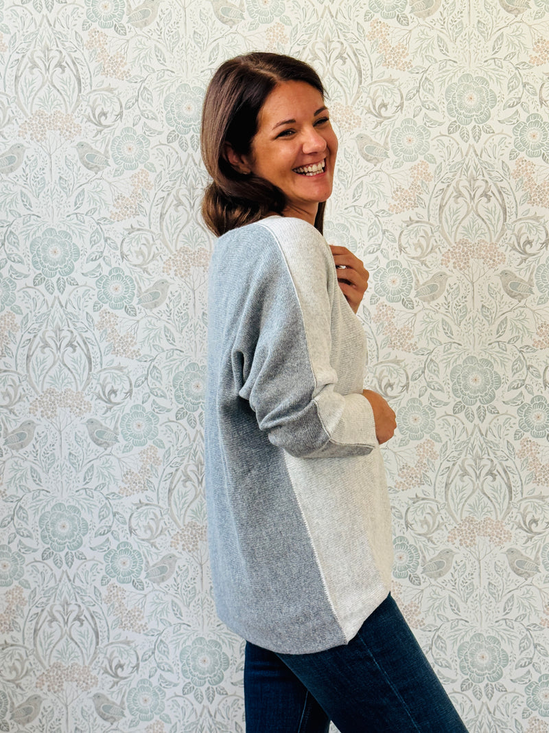 Maglione misto lana con scollo a barchetta e vestibilità morbida e ampia. Taglia unica consigliata fino alla 46/48. MISURE: GS 116 cm L fronte 60cm - retro 68cm 