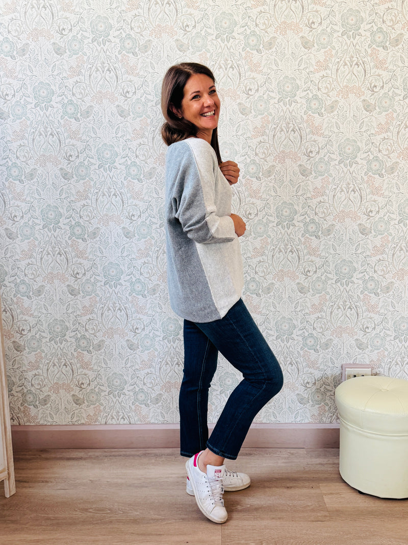 Maglione misto lana con scollo a barchetta e vestibilità morbida e ampia. Taglia unica consigliata fino alla 46/48. MISURE: GS 116 cm L fronte 60cm - retro 68cm 