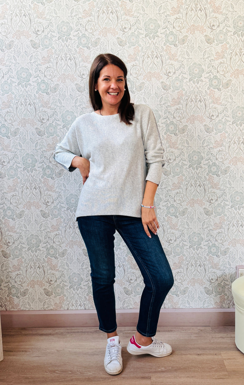 Maglione misto lana con scollo a barchetta e vestibilità morbida e ampia. Taglia unica consigliata fino alla 46/48. MISURE: GS 116 cm L fronte 60cm - retro 68cm 