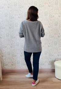 Maglione misto lana con scollo a barchetta e vestibilità morbida e ampia. Taglia unica consigliata fino alla 46/48. MISURE: GS 116 cm L fronte 60cm - retro 68cm 