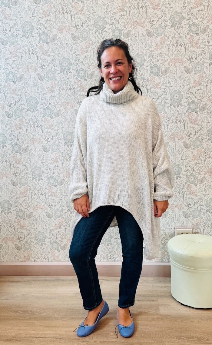 Maglione a trama grossa con collo alto, taglio leggermente svasato e vestibilità molto ampia e morbida. 