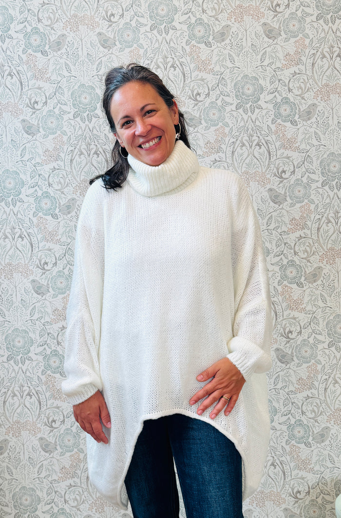 Maglione a trama grossa con collo alto, taglio leggermente svasato e vestibilità molto ampia e morbida. 