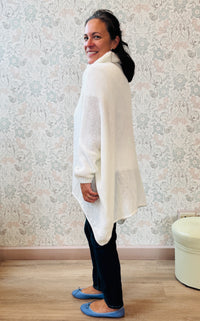 Maglione a trama grossa con collo alto, taglio leggermente svasato e vestibilità molto ampia e morbida. 