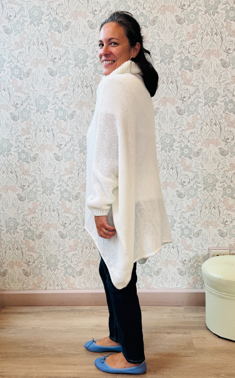 Maglione a trama grossa con collo alto, taglio leggermente svasato e vestibilità molto ampia e morbida. 