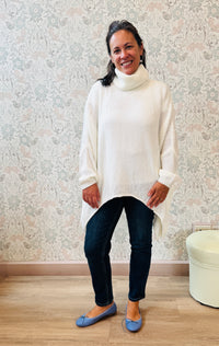 Maglione a trama grossa con collo alto, taglio leggermente svasato e vestibilità molto ampia e morbida. 
