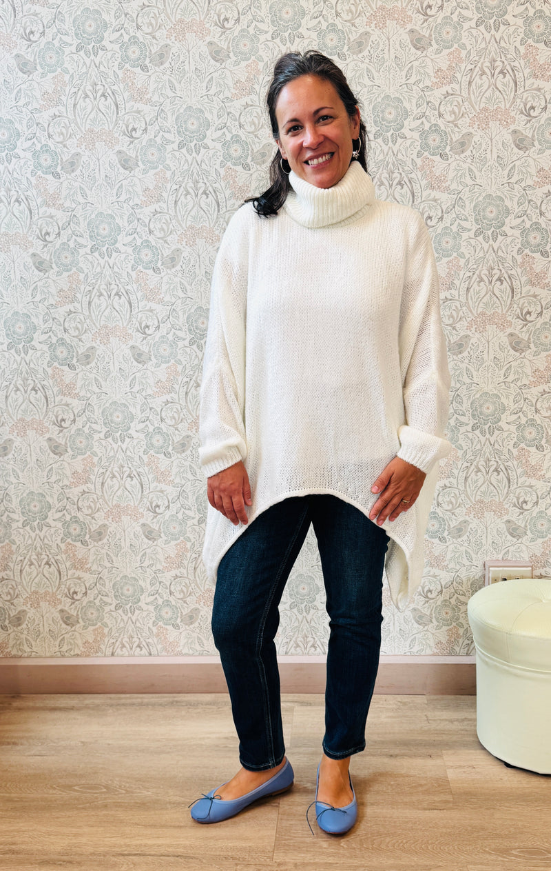 Maglione a trama grossa con collo alto, taglio leggermente svasato e vestibilità molto ampia e morbida. 