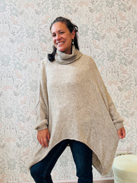 Maglione a trama grossa con collo alto, taglio leggermente svasato e vestibilità molto ampia e morbida. 