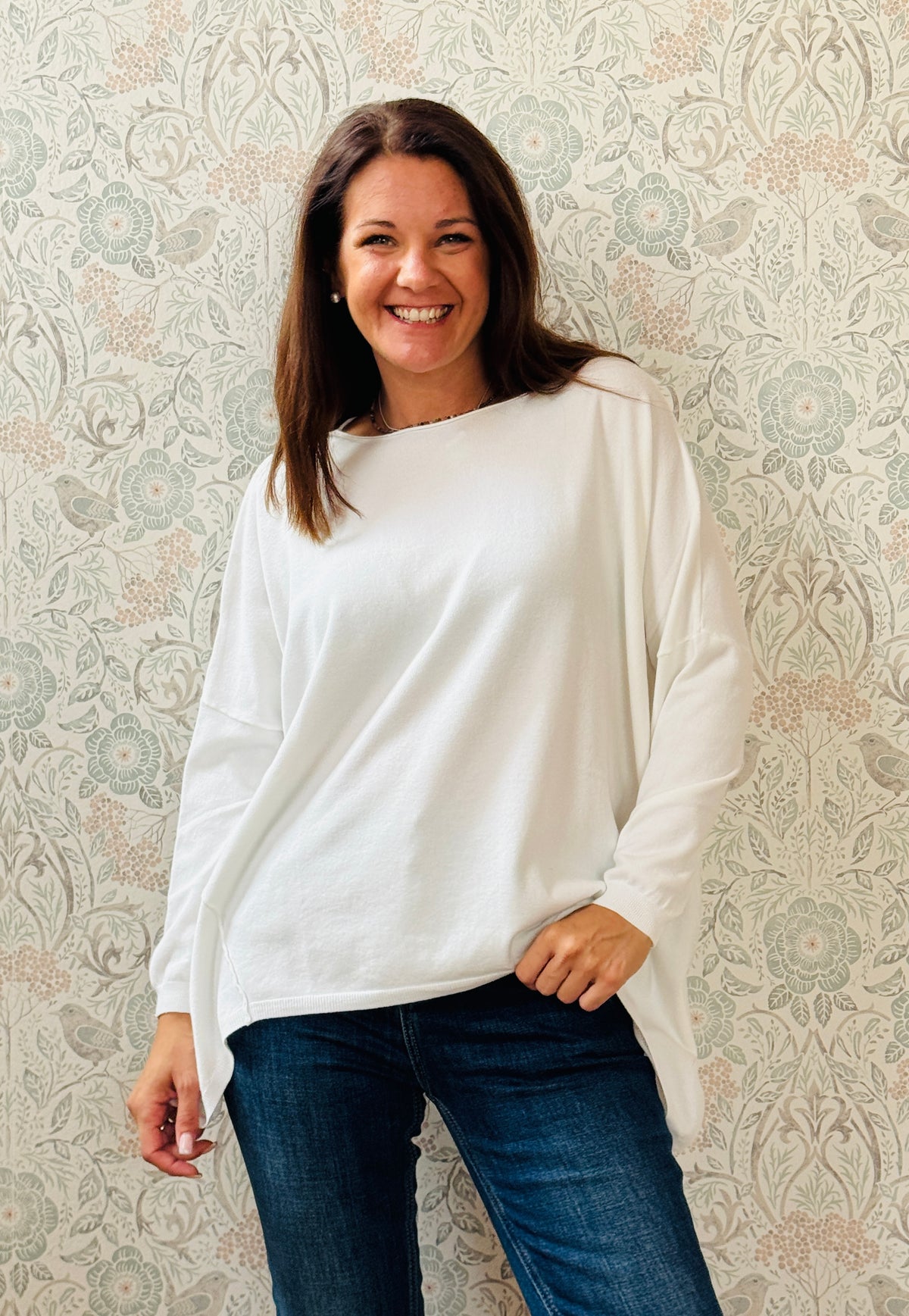 Maglione mezza-stagione da donna con scollo tondo ampio. Blusa dalla vestibilità morbida e comoda. 