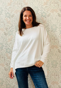 Maglione mezza-stagione da donna con scollo tondo ampio. Blusa dalla vestibilità morbida e comoda. 