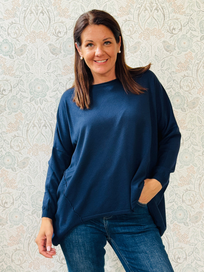 Maglione mezza-stagione da donna con scollo tondo ampio. Blusa dalla vestibilità morbida e comoda. 