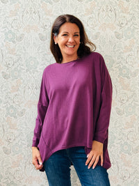 Maglione mezza-stagione da donna con scollo tondo ampio. Blusa dalla vestibilità morbida e comoda. 