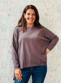 Maglione mezza-stagione da donna con scollo tondo ampio. Blusa dalla vestibilità morbida e comoda. 