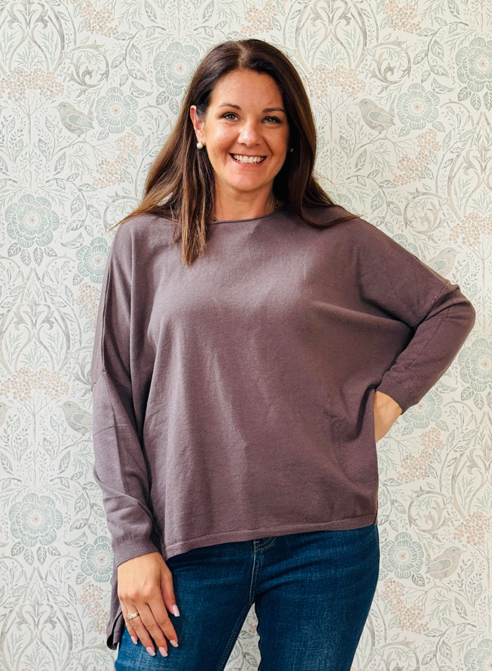 Maglione mezza-stagione da donna con scollo tondo ampio. Blusa dalla vestibilità morbida e comoda. 