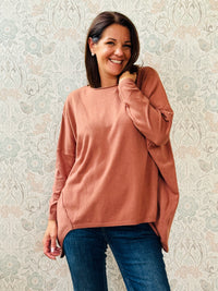 Maglione mezza-stagione da donna con scollo tondo ampio. Blusa dalla vestibilità morbida e comoda.  