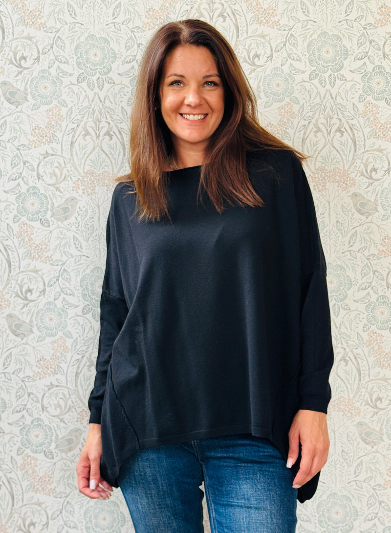 Maglione mezza-stagione da donna con scollo tondo ampio. Blusa dalla vestibilità morbida e comoda. 
