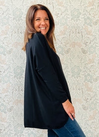 Maglione mezza-stagione da donna con scollo tondo ampio. Blusa dalla vestibilità morbida e comoda. 
