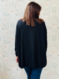 Maglione mezza-stagione da donna con scollo tondo ampio. Blusa dalla vestibilità morbida e comoda. 
