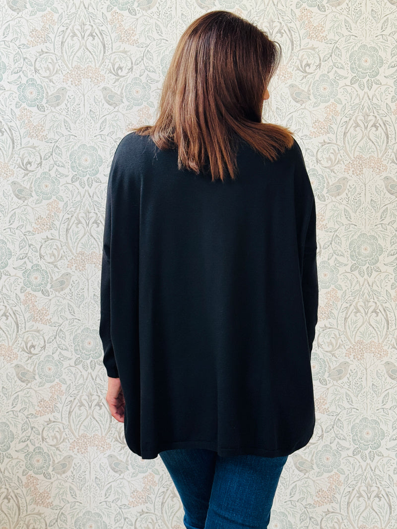 Maglione mezza-stagione da donna con scollo tondo ampio. Blusa dalla vestibilità morbida e comoda. 
