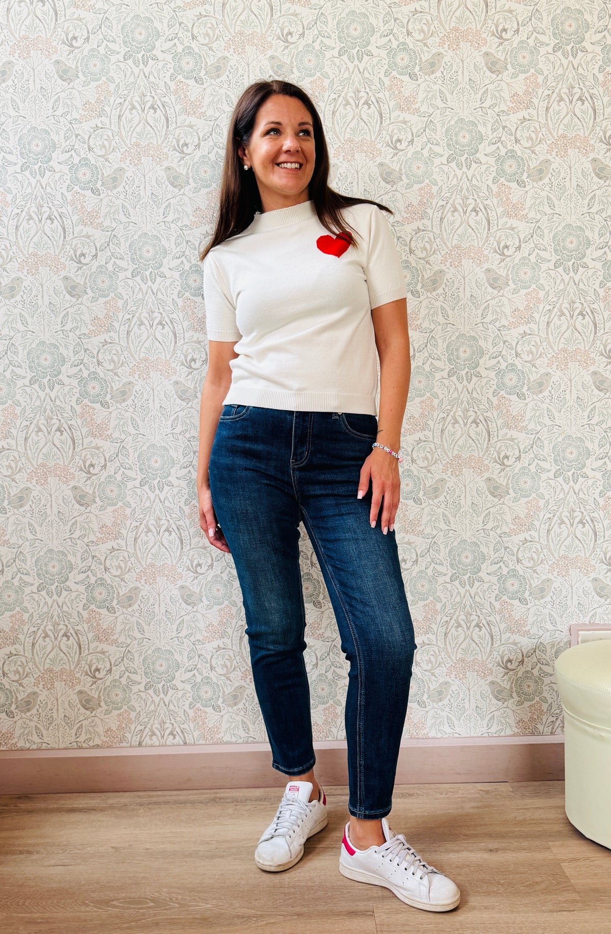 Maglione a manica corta con scollo tondo e cuore stampato. Vestibilità regolare, perfetto anche come sottogiacca.  