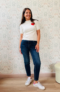 Maglione a manica corta con scollo tondo e cuore stampato. Vestibilità regolare, perfetto anche come sottogiacca.  