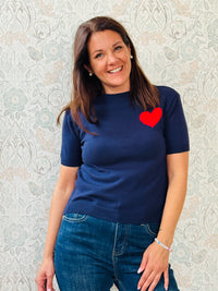 Maglione a manica corta con scollo tondo e cuore stampato. Vestibilità regolare, perfetto anche come sottogiacca.