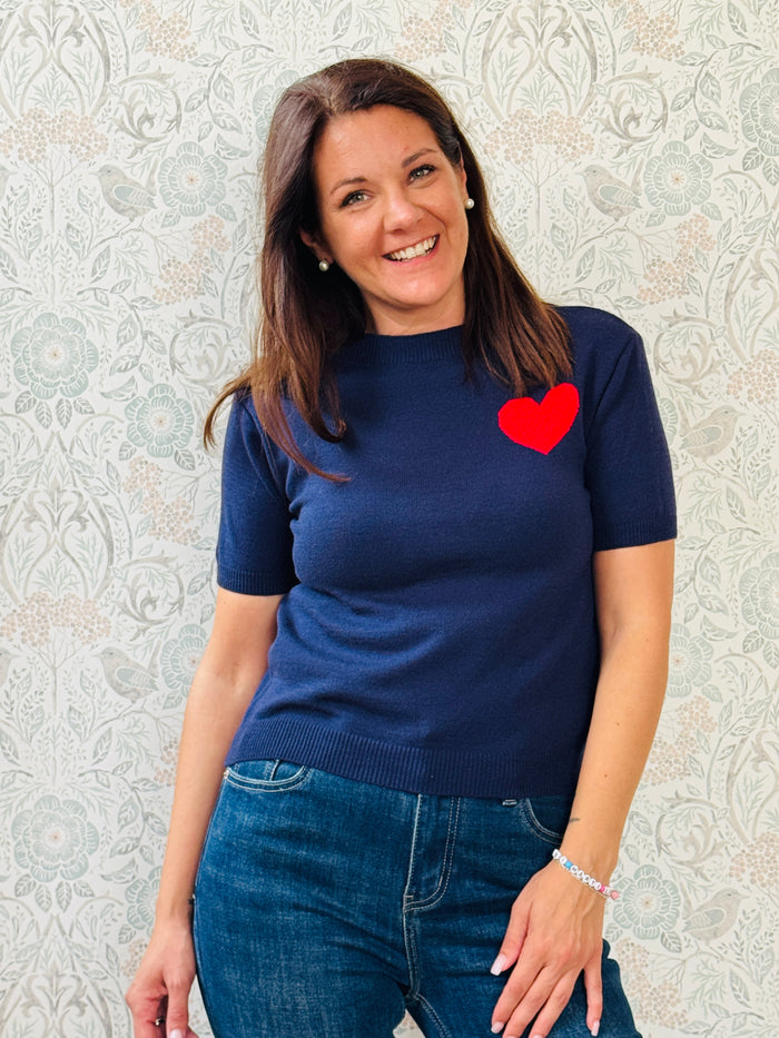 Maglione a manica corta con scollo tondo e cuore stampato. Vestibilità regolare, perfetto anche come sottogiacca.