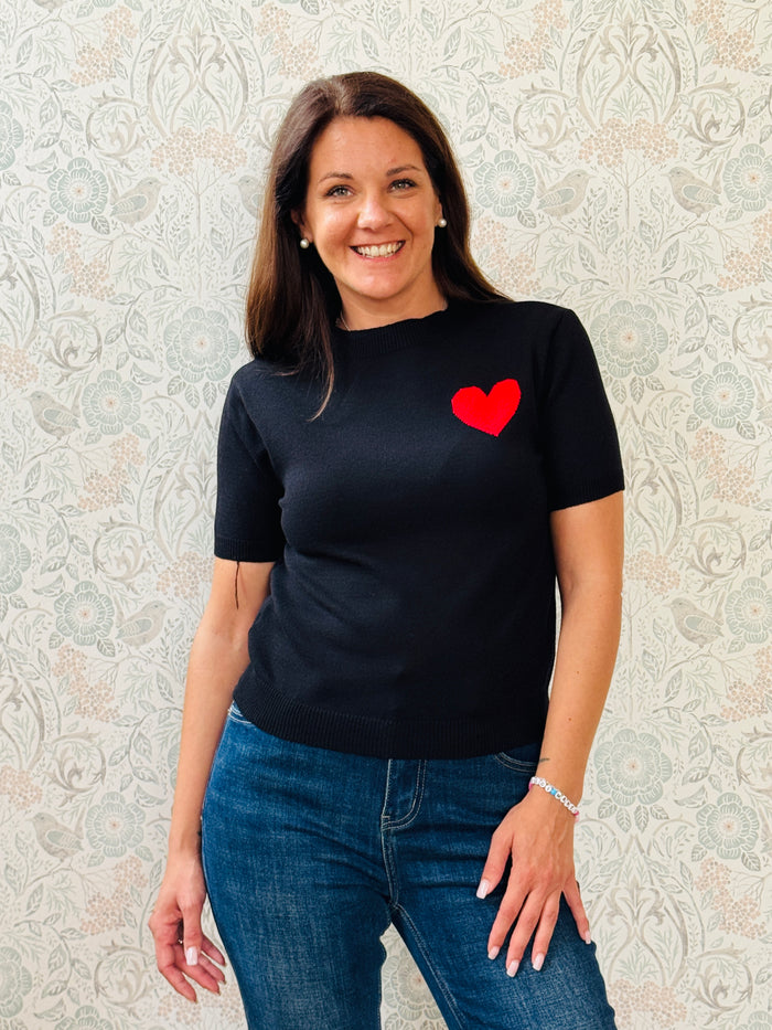 Maglione a manica corta con scollo tondo e cuore stampato. Vestibilità regolare, perfetto anche come sottogiacca. 