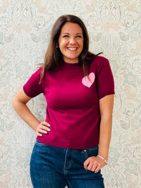 Maglione a manica corta con scollo tondo e cuore stampato. Vestibilità regolare, perfetto anche come sottogiacca. 