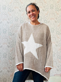 Maglione con scollo tondo, ampio e svasato. Dettaglio stella sul davanti e riga a contrasto sui bordi delle maniche e sul bordo finale.  