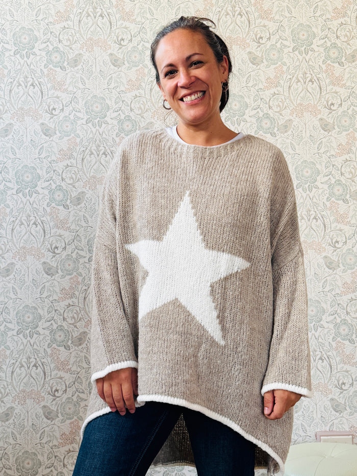 Maglione con scollo tondo, ampio e svasato. Dettaglio stella sul davanti e riga a contrasto sui bordi delle maniche e sul bordo finale.  