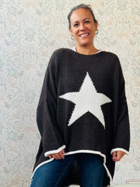 Maglione con scollo tondo, ampio e svasato. Dettaglio stella sul davanti e riga a contrasto sui bordi delle maniche e sul bordo finale. 