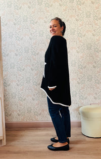 Maglione con scollo tondo, ampio e svasato. Dettaglio stella sul davanti e riga a contrasto sui bordi delle maniche e sul bordo finale.  