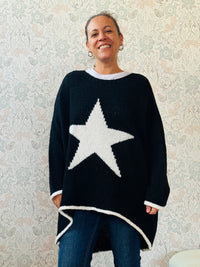 Maglione con scollo tondo, ampio e svasato. Dettaglio stella sul davanti e riga a contrasto sui bordi delle maniche e sul bordo finale.   
