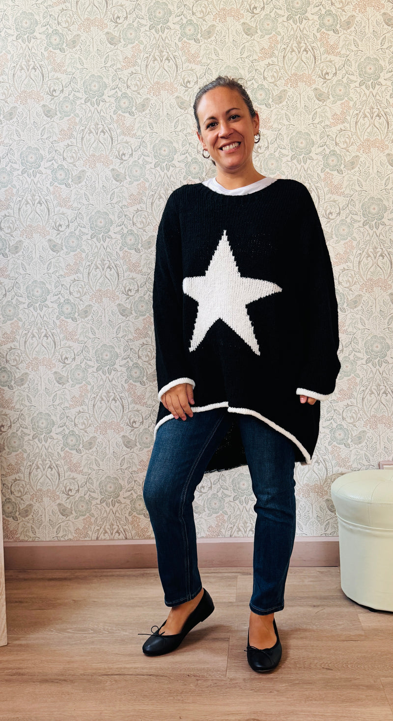 Maglione con scollo tondo, ampio e svasato. Dettaglio stella sul davanti e riga a contrasto sui bordi delle maniche e sul bordo finale.  