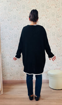 Maglione con scollo tondo, ampio e svasato. Dettaglio stella sul davanti e riga a contrasto sui bordi delle maniche e sul bordo finale. 