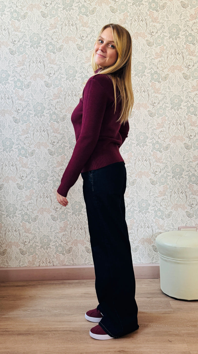 Maglione con lavorazione a costine e dettaglio intrecciato sul davanti. Collo alto aperto. Taglio dritto e vestibilità morbida.  