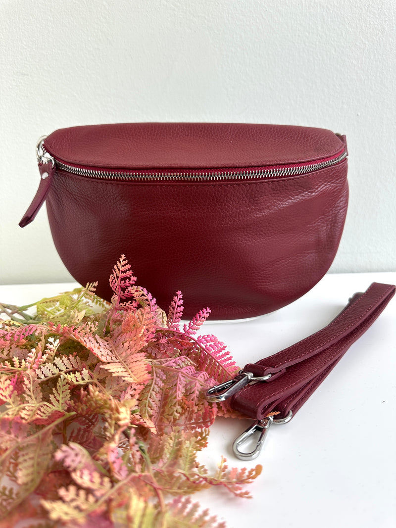 Marsupio tracolla realizzato in vera pelle, con fibbia regolabile e zip.  