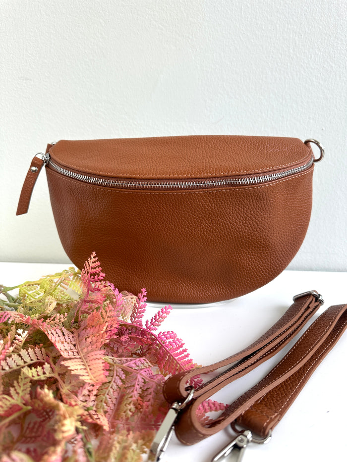 Marsupio tracolla realizzato in vera pelle, con fibbia regolabile e zip. 