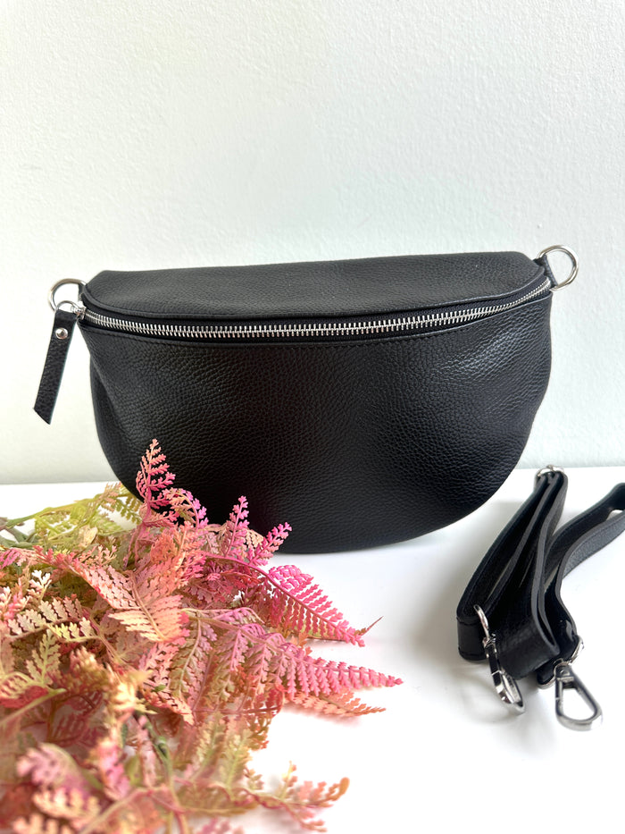 Marsupio tracolla realizzato in vera pelle, con fibbia regolabile e zip. 